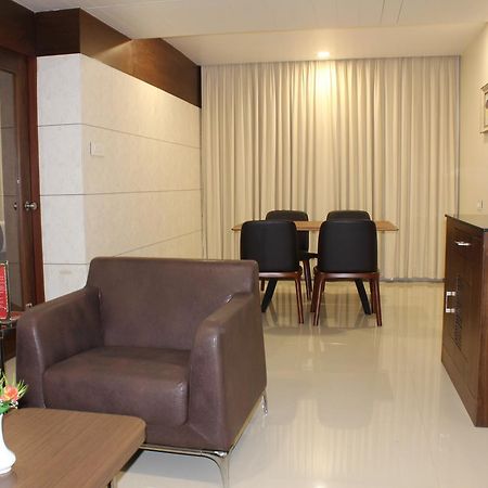 Hotel Grand Gayathri Khammam 外观 照片