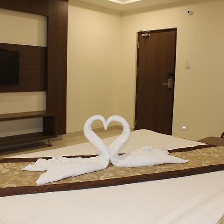 Hotel Grand Gayathri Khammam 外观 照片