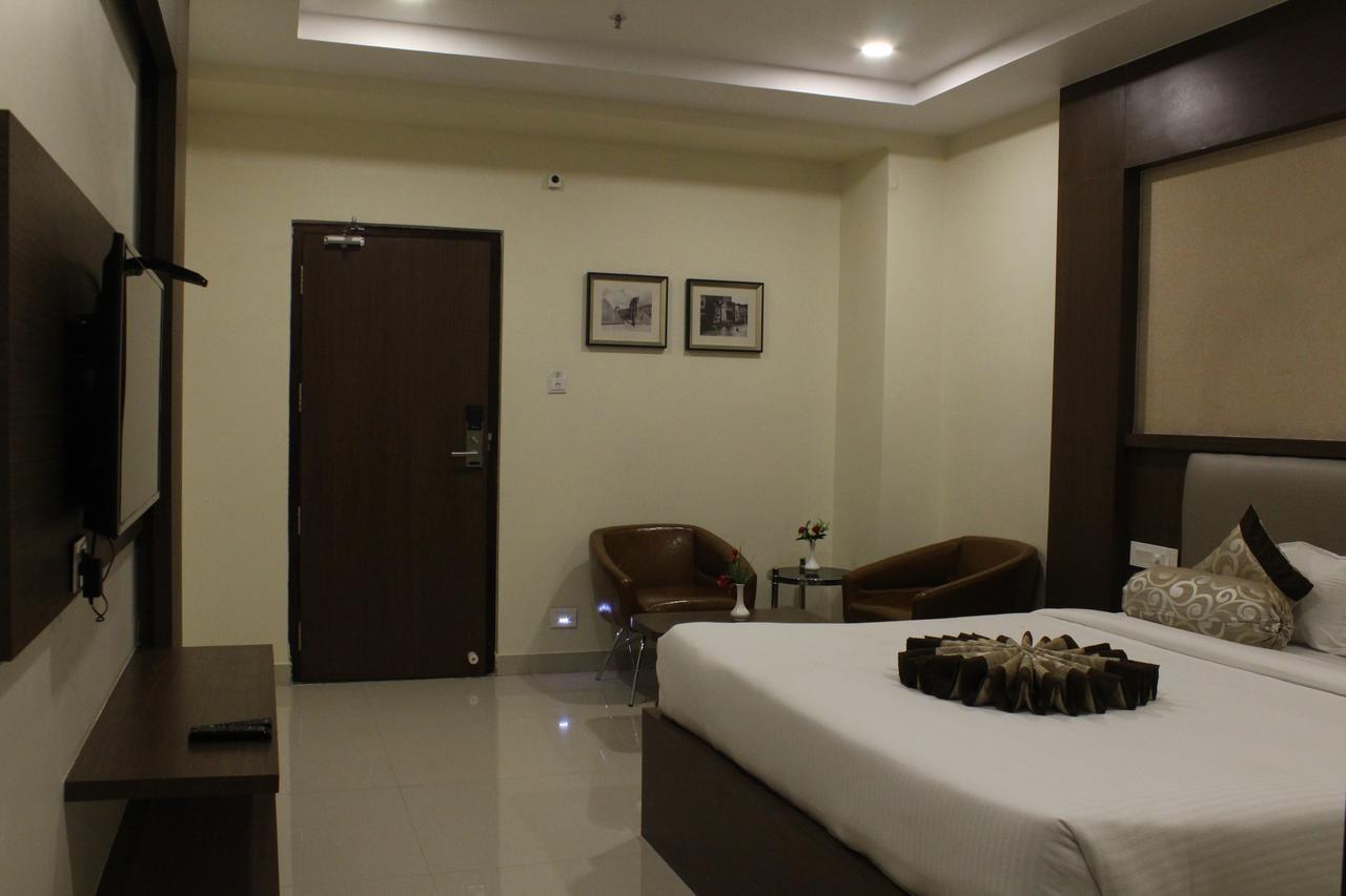 Hotel Grand Gayathri Khammam 外观 照片