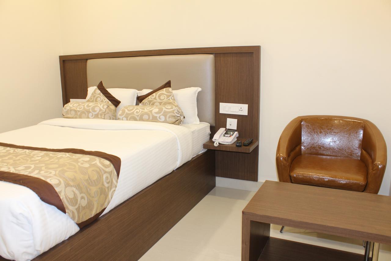 Hotel Grand Gayathri Khammam 外观 照片