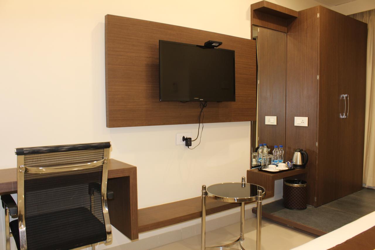 Hotel Grand Gayathri Khammam 外观 照片