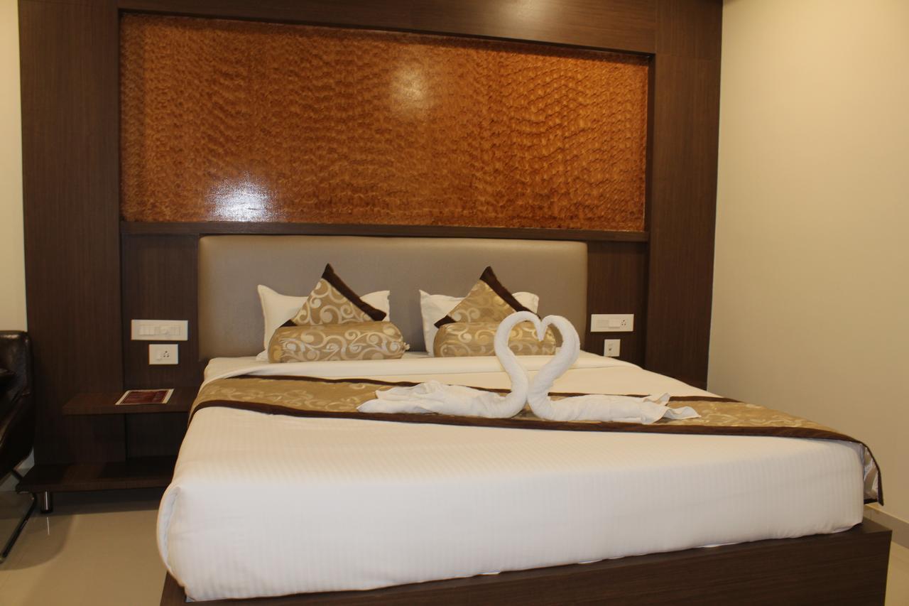Hotel Grand Gayathri Khammam 外观 照片