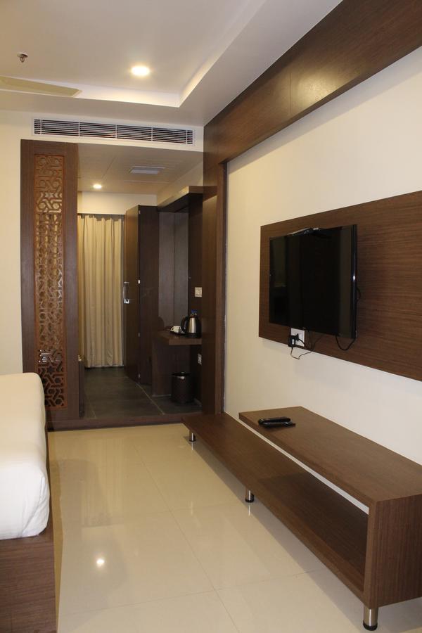 Hotel Grand Gayathri Khammam 外观 照片
