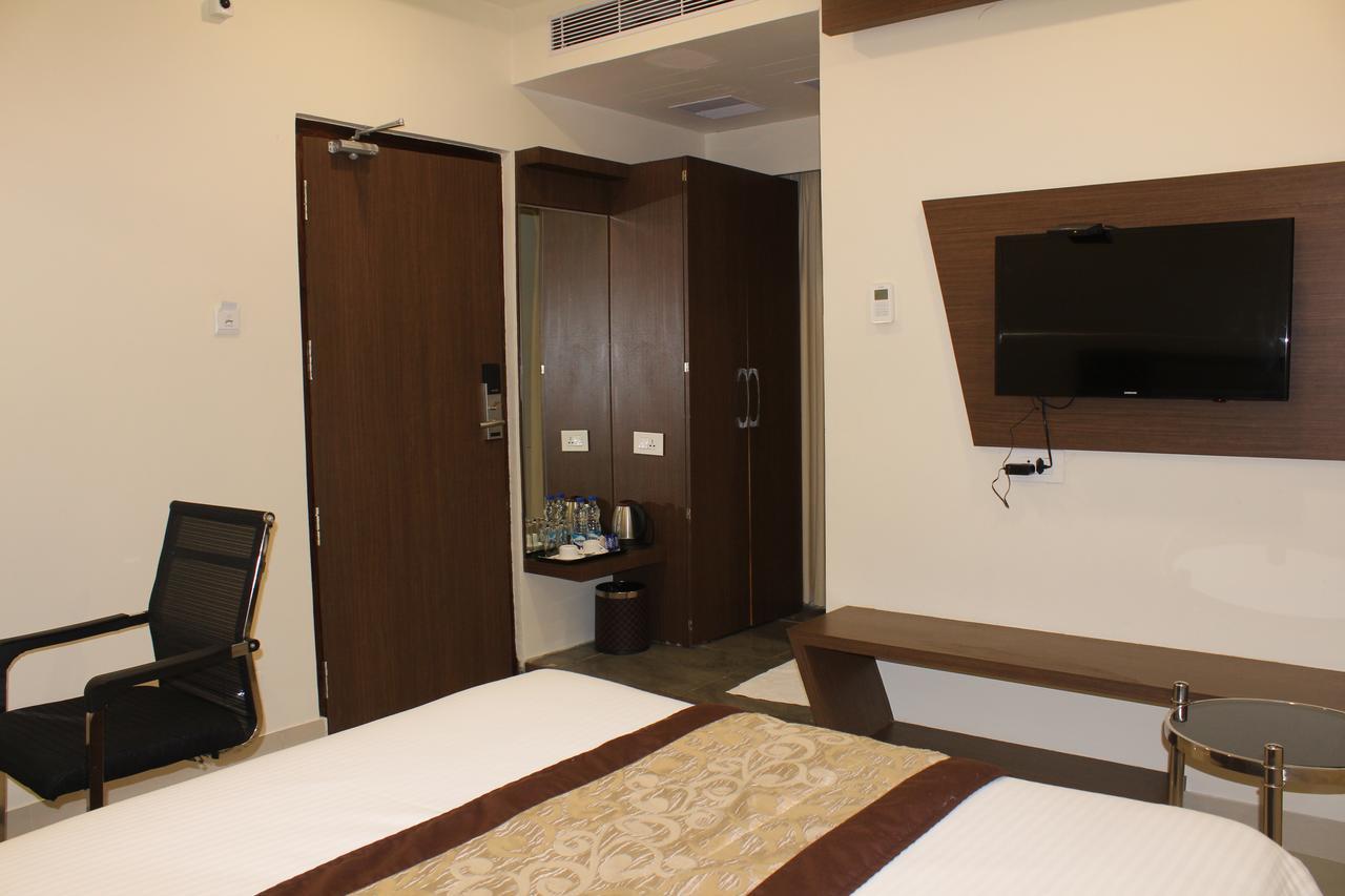 Hotel Grand Gayathri Khammam 外观 照片