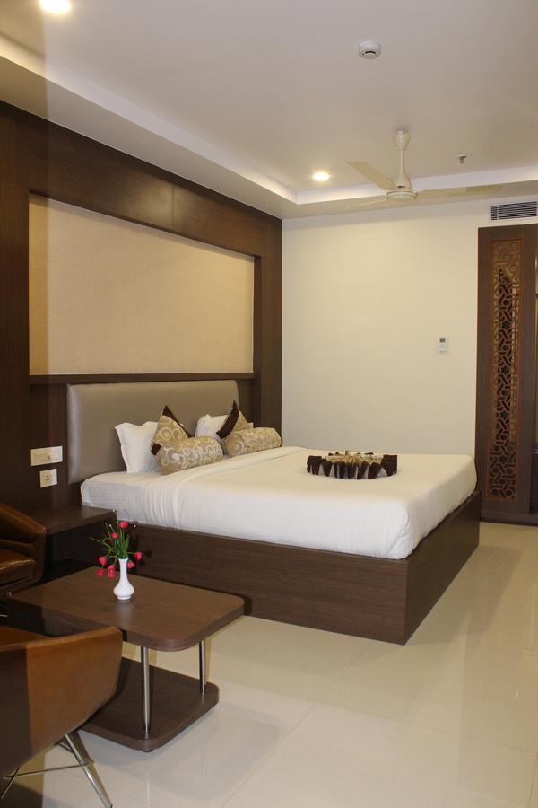Hotel Grand Gayathri Khammam 外观 照片