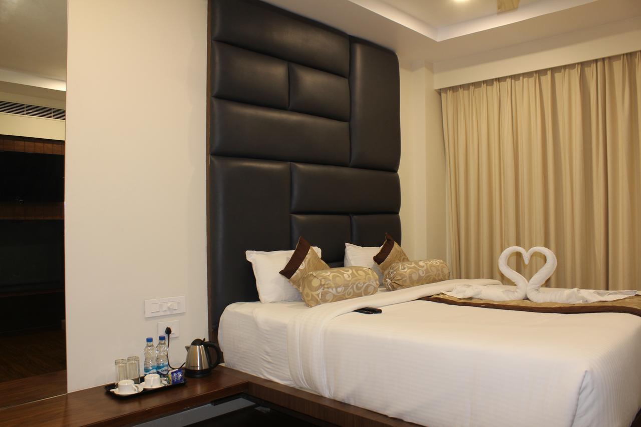 Hotel Grand Gayathri Khammam 外观 照片