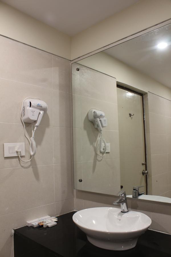 Hotel Grand Gayathri Khammam 外观 照片