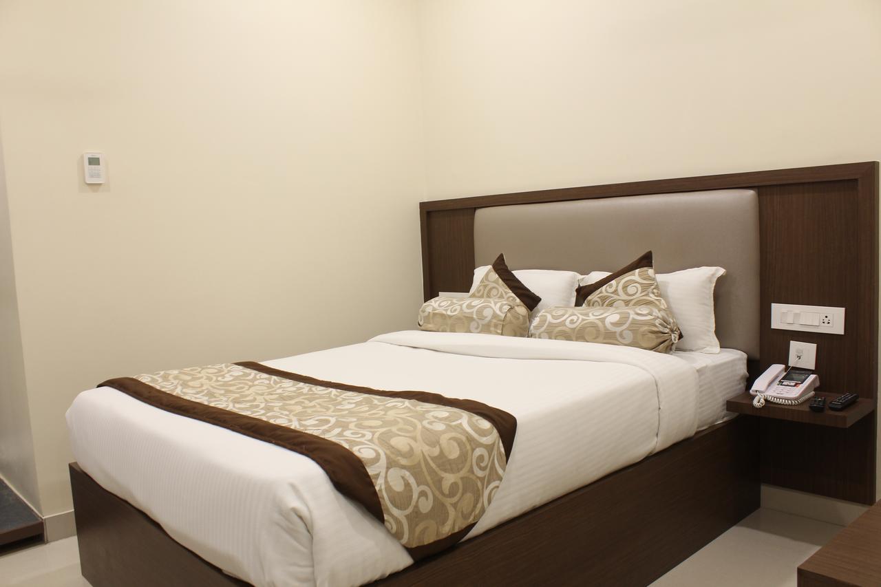Hotel Grand Gayathri Khammam 外观 照片