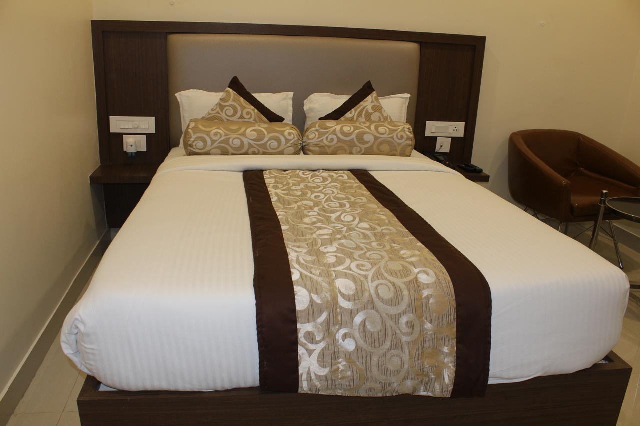 Hotel Grand Gayathri Khammam 外观 照片
