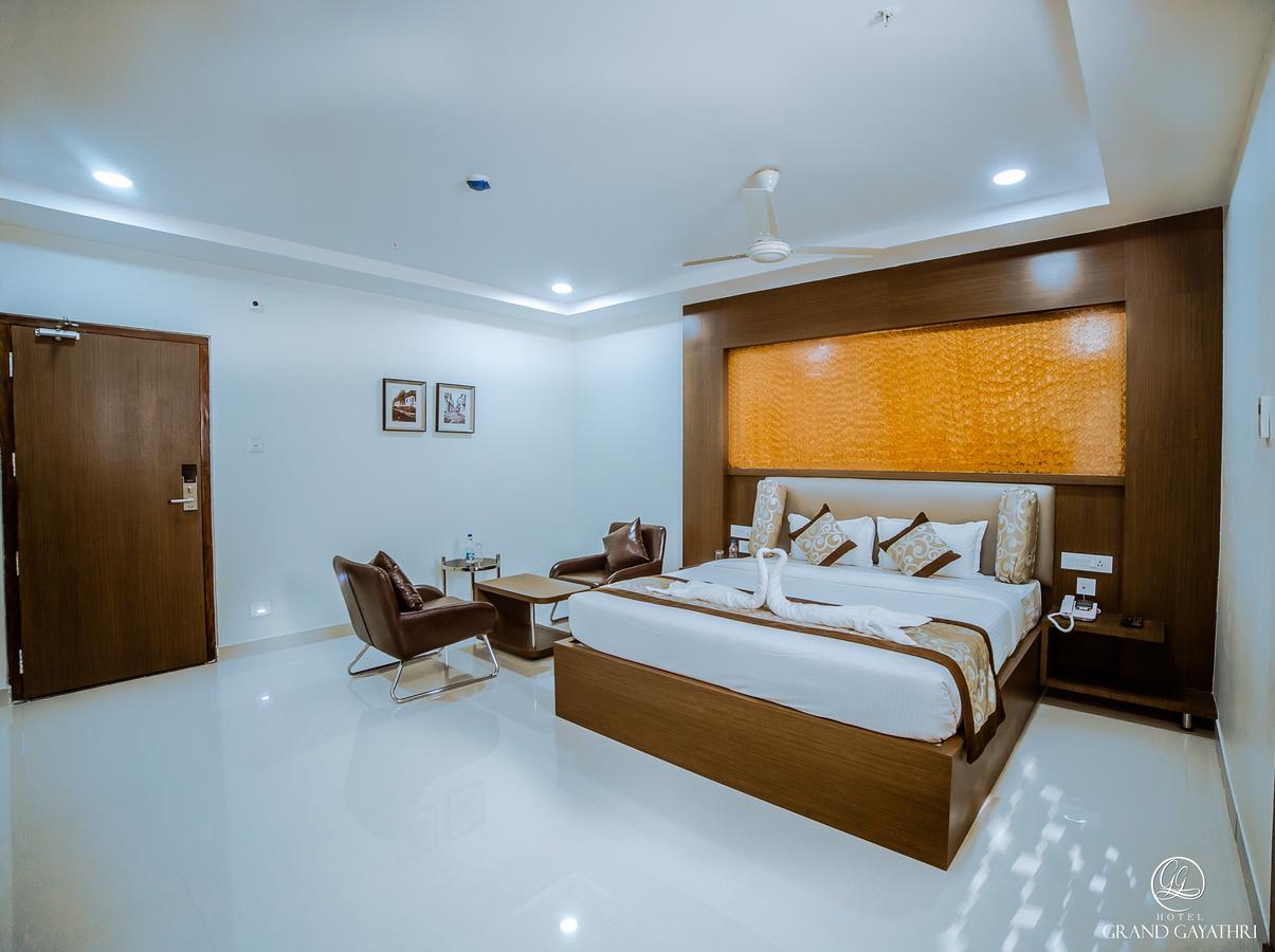 Hotel Grand Gayathri Khammam 外观 照片