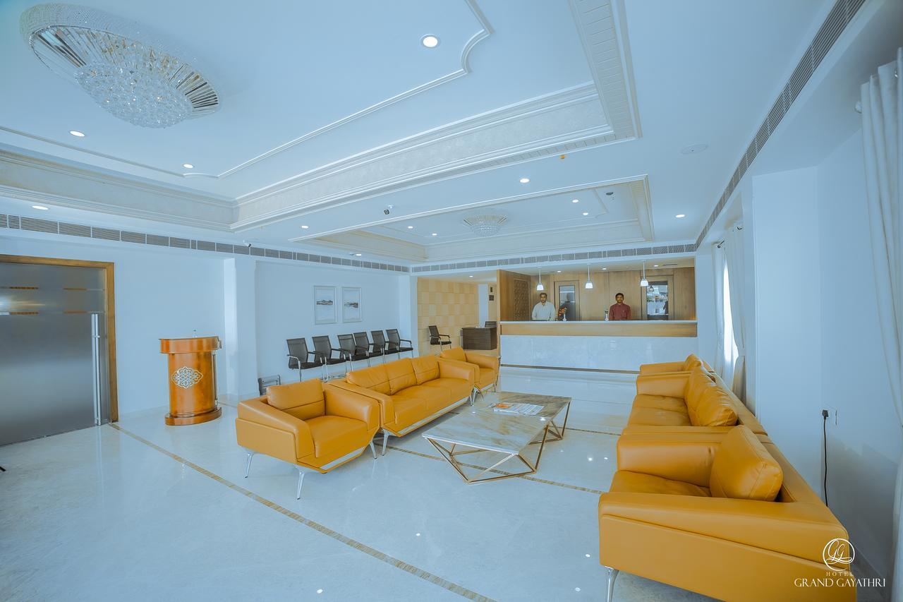 Hotel Grand Gayathri Khammam 外观 照片